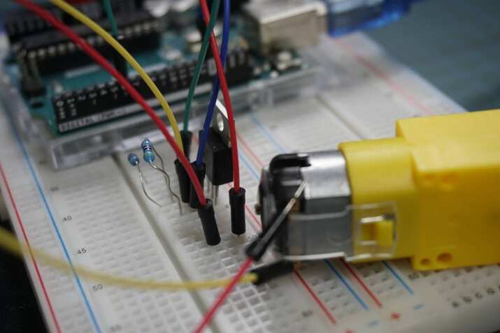 Управляйте двигателем постоянного тока с помощью Arduino, ESP8266 или ESP32 без IC